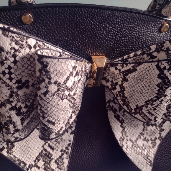 Brand New- Black Vegan Leather Handbag with Bow- DREAM CONTROL New York - Picture 6 of 6